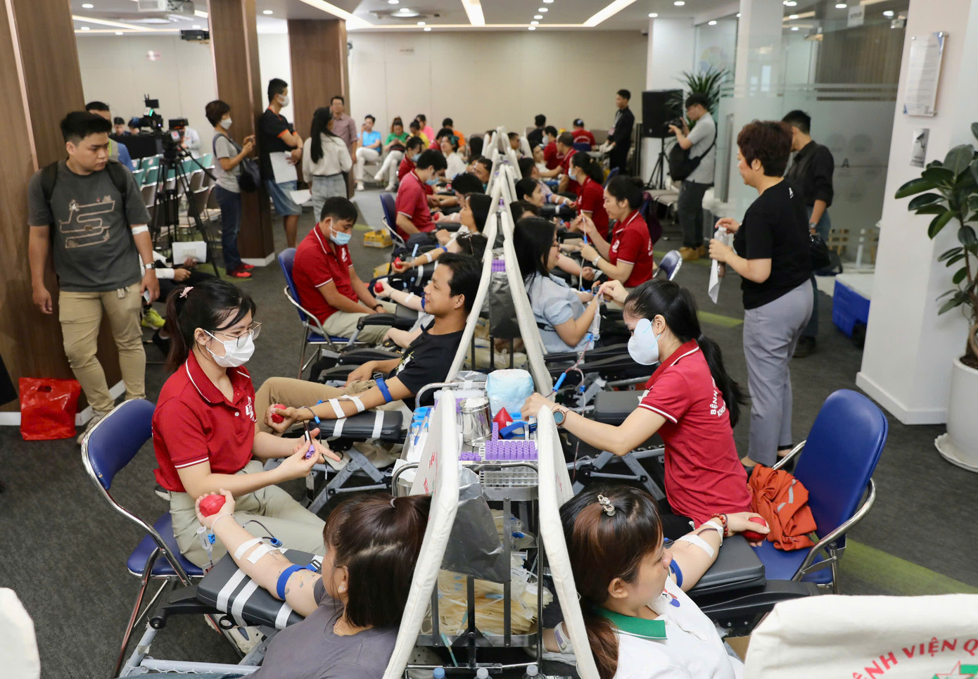 Rất đông người tham gia hiến máu tại chương trình. (Ảnh: Duy Anh)
