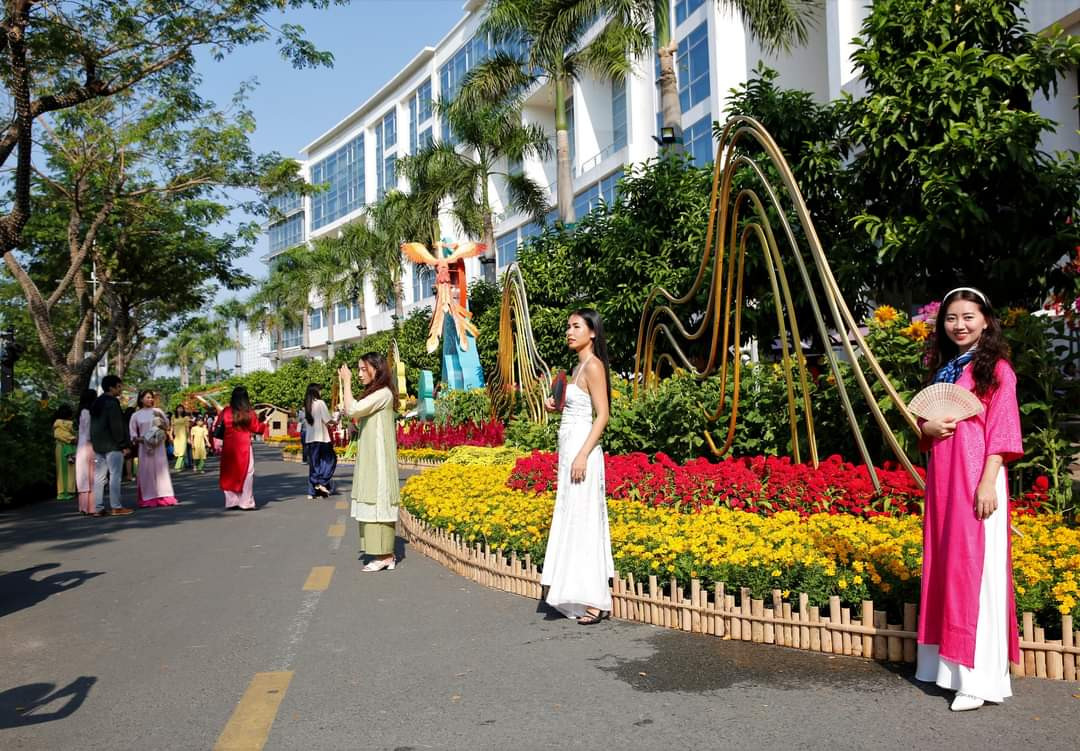 Sau khi khai trương, Đường hoa Phú Mỹ Hưng thu hút rất đông bạn trẻ đến check-in. Sau khi khai trương, Đường hoa Phú Mỹ Hưng thu hút rất đông bạn trẻ đến check-in.