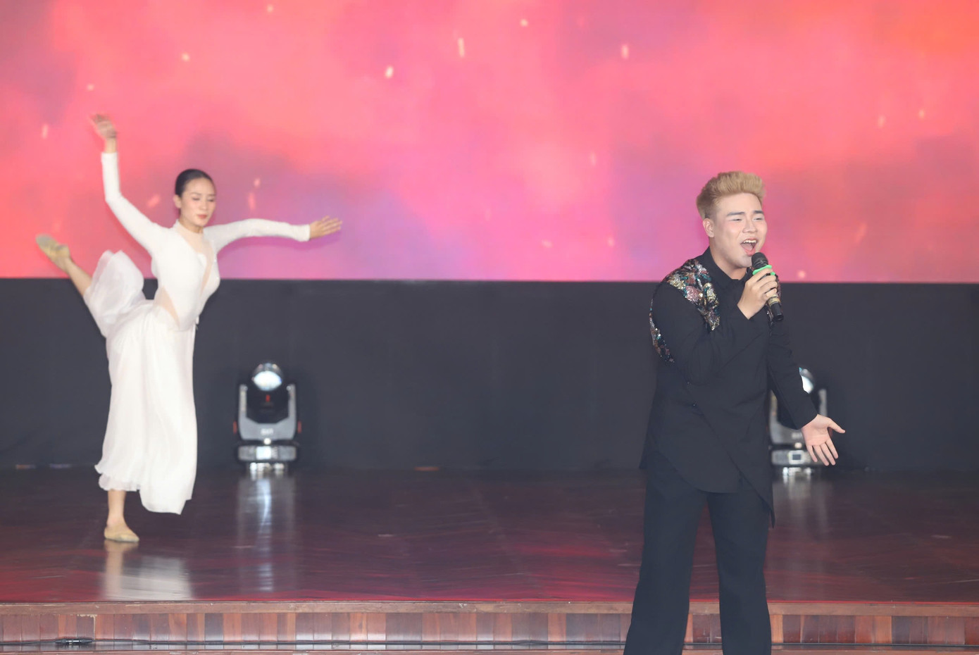 Ba thí sinh vào vòng Chung kết cuộc thi 'Giọng hát hay ngoại ngữ dành cho cán bộ Đoàn, Hội, Đội lần thứ II, năm 2024'. (Ảnh: Ngô Tùng) Ba thí sinh vào vòng Chung kết cuộc thi 'Giọng hát hay ngoại ngữ dành cho cán bộ Đoàn, Hội, Đội lần thứ II, năm 2024'. (Ảnh: Ngô Tùng)