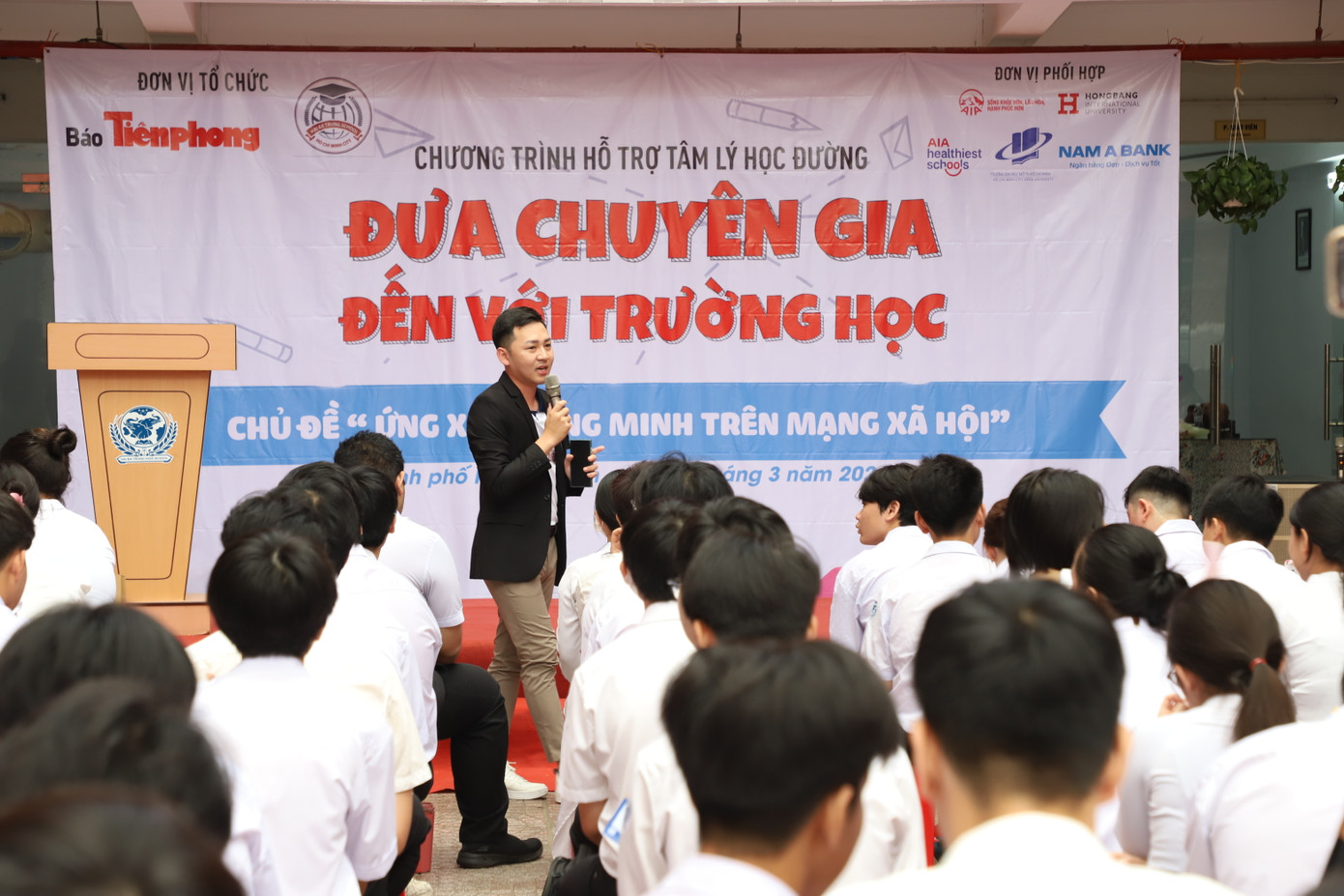 Ông Huỳnh Minh Triết - Phó Giám đốc Quan hệ Đối ngoại khu vực miền Trung &amp; miền Nam, Bộ phận Marketing, AIA Việt Nam chia sẻ về dự án "Trường học Lành mạnh nhất AIA" mà AIA Việt Nam đang thực hiện từ tháng 8/2022. Dự án nhằm hướng đến những thói quen sống khỏe bằng việc khuyến khích chế độ ăn uống lành mạnh, xây dựng lối sống năng động và tạo dựng sự bền vững trong môi trường học đường. (Ảnh: Ngô Tùng)