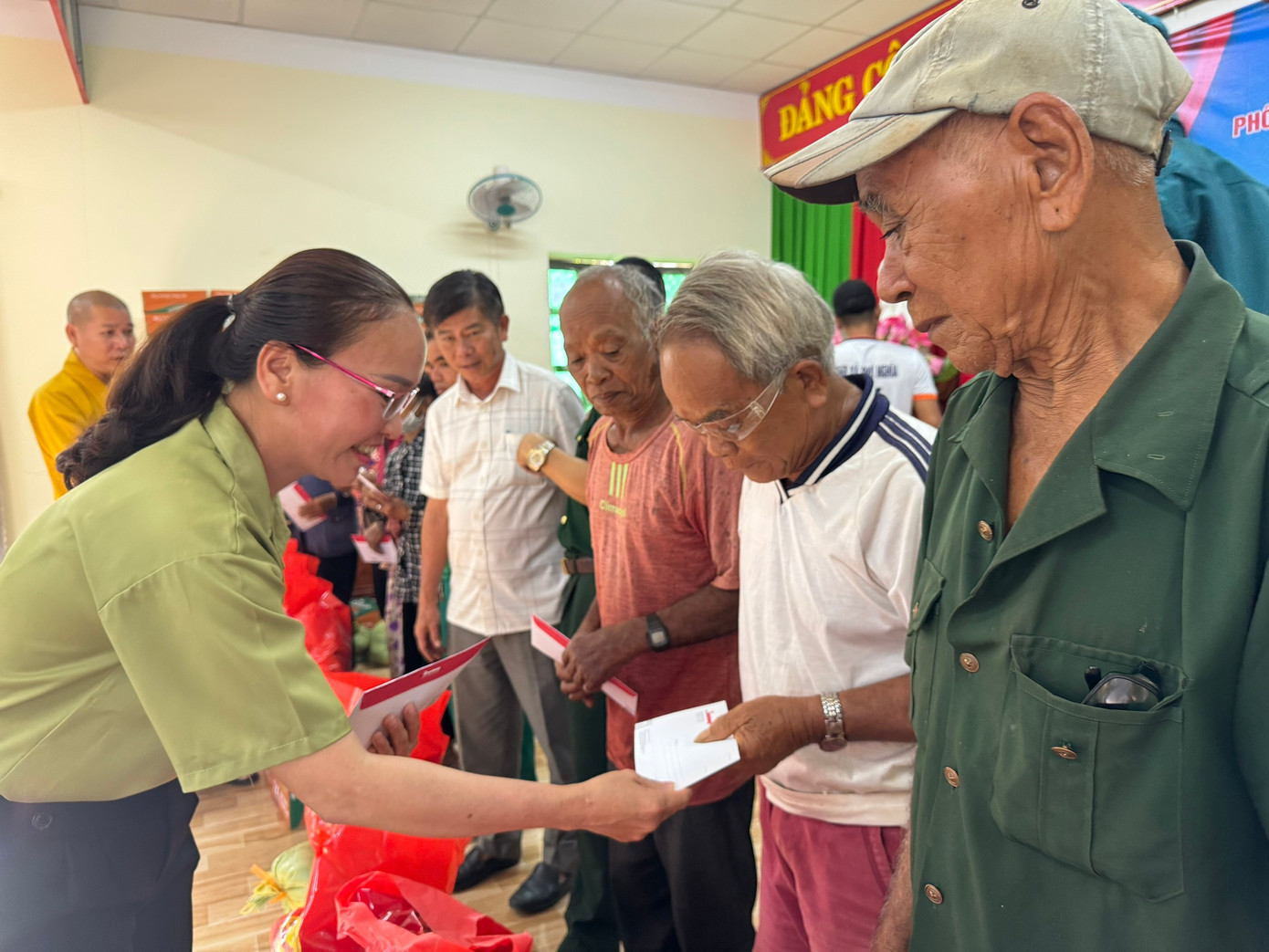 Lãnh đạo xã Phú Nghĩa cùng trao quà tặng bà con tại địa phương.