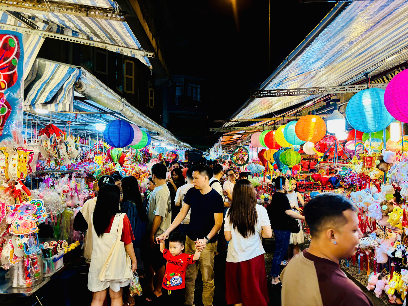 Phố đèn lồng Lương Nhữ Học (Q. 5, TP. HCM) những ngày này đông đúc bạn trẻ ghé check-in. Phố đèn lồng Lương Nhữ Học (Q. 5, TP. HCM) những ngày này đông đúc bạn trẻ ghé check-in.