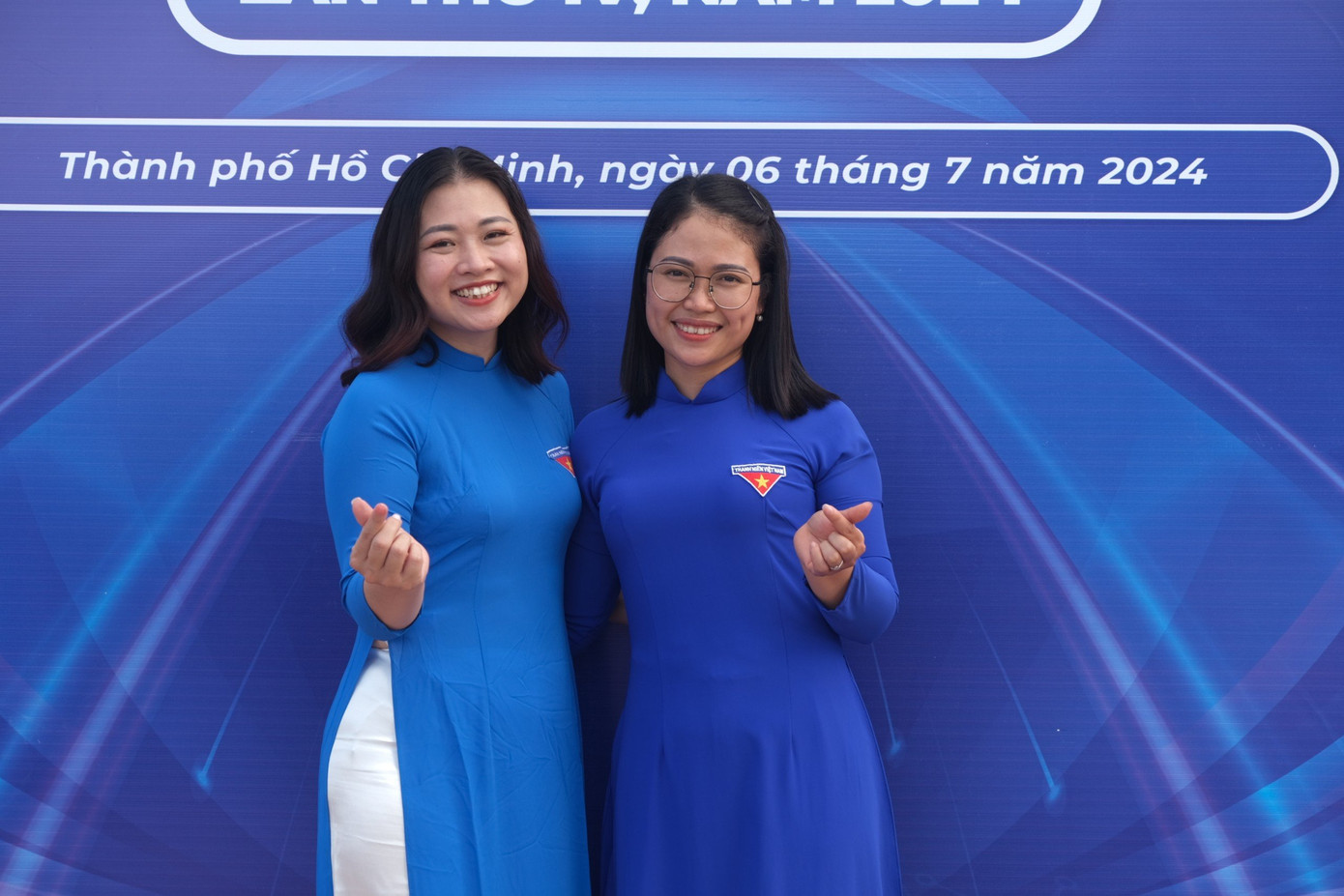 Thí sinh phấn khởi chụp hình tại chương trình khai mạc Hội thi. (Ảnh: Phú Quang) Thí sinh phấn khởi chụp hình tại chương trình khai mạc Hội thi. (Ảnh: Phú Quang)