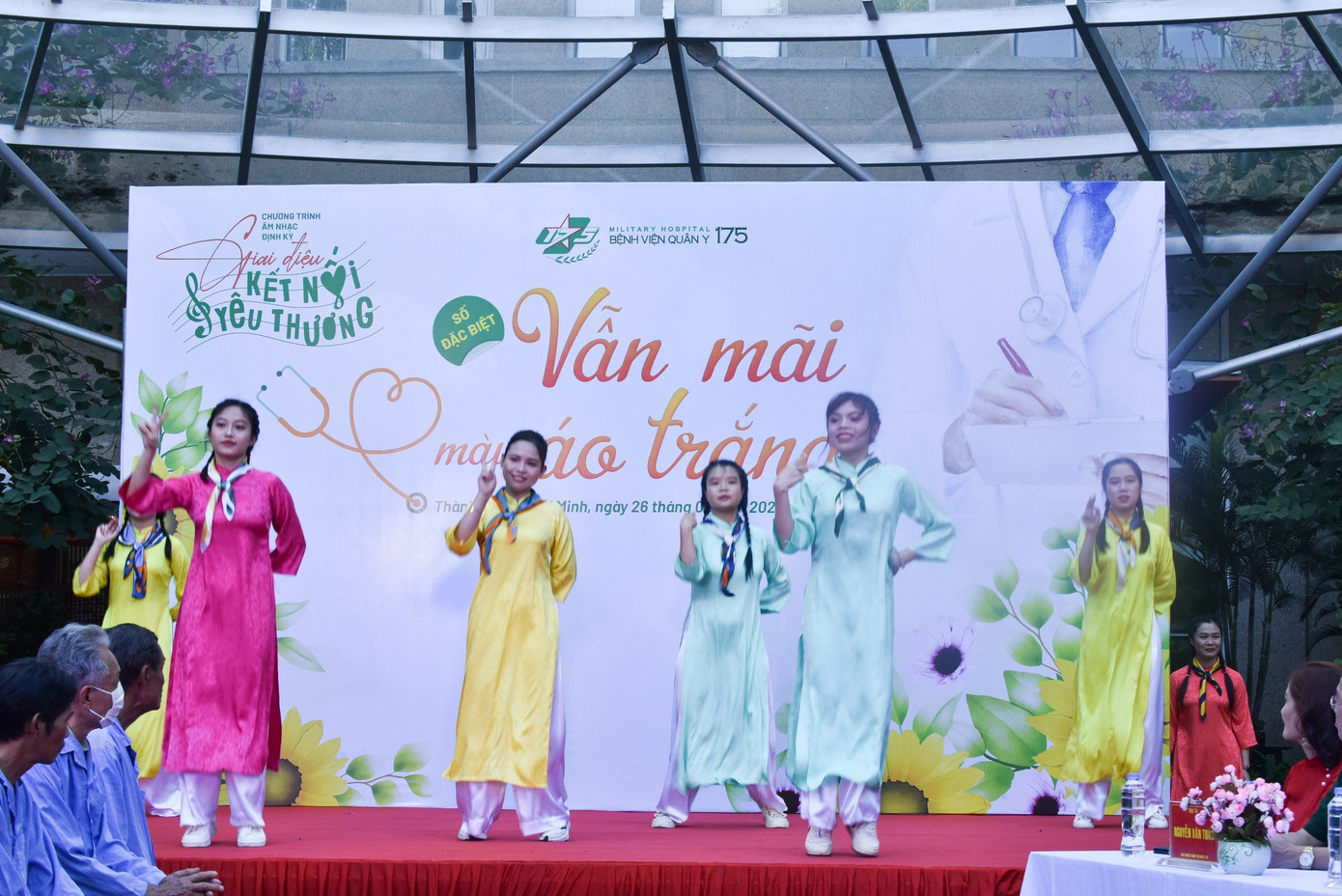 Chương trình với nhiều tiết mục đặc sắc làm mãn nhãn người xem. Chương trình với nhiều tiết mục đặc sắc làm mãn nhãn người xem.