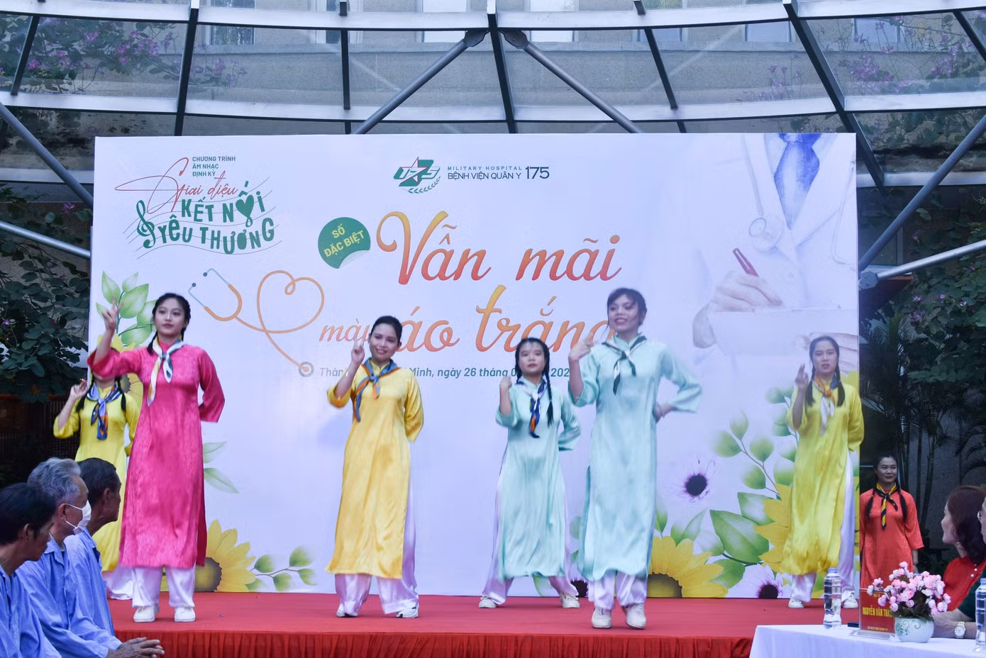 Chương trình với nhiều tiết mục đặc sắc làm mãn nhãn người xem.