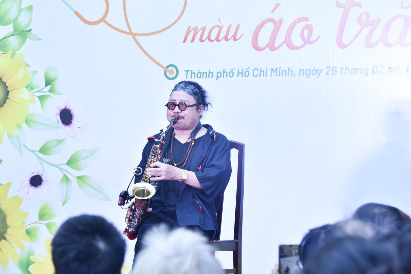 Nghệ sĩ saxophone Trần Mạnh Tuấn cũng góp vui cùng chương trình. Nghệ sĩ saxophone Trần Mạnh Tuấn cũng góp vui cùng chương trình.