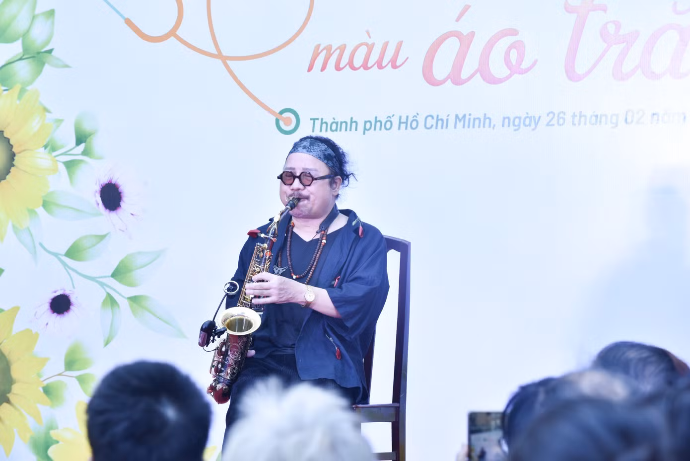 Nghệ sĩ saxophone Trần Mạnh Tuấn cũng góp vui cùng chương trình.