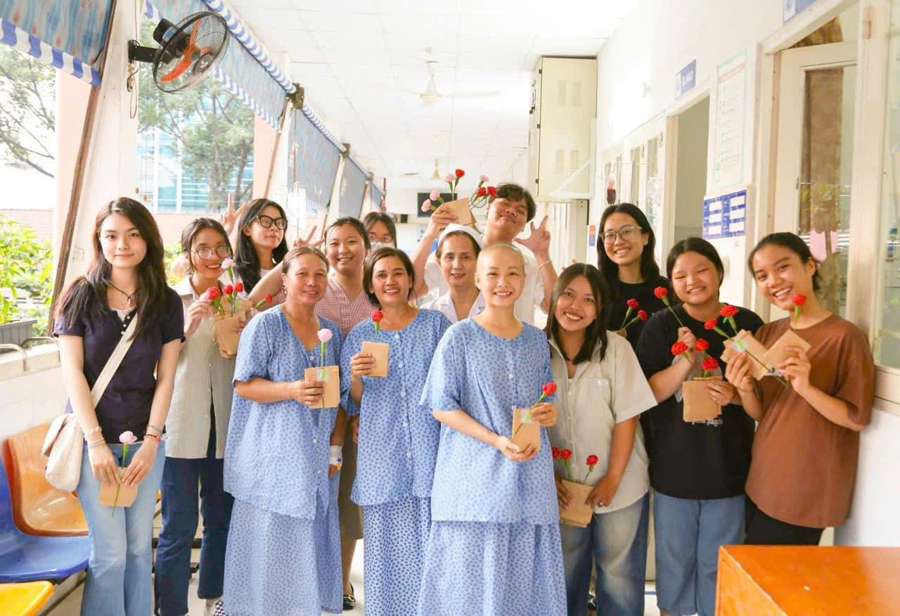 Các thành viên cùng nhau góp sức cho dự án “Cây Xương Rồng”.