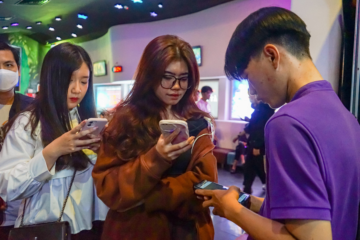 Do số lượng vé bán ra trong ngày hôm nay có giới hạn và có rất đông bạn trẻ đến mua nên vào lúc 17h30, hệ thống bán vé tại chỗ của các nhân viên cụm rạp Cinestar Quốc Thanh đã gặp tình trạng quá tải, liên tục mất kết nối khiến cho việc bán vé gặp khó khăn.