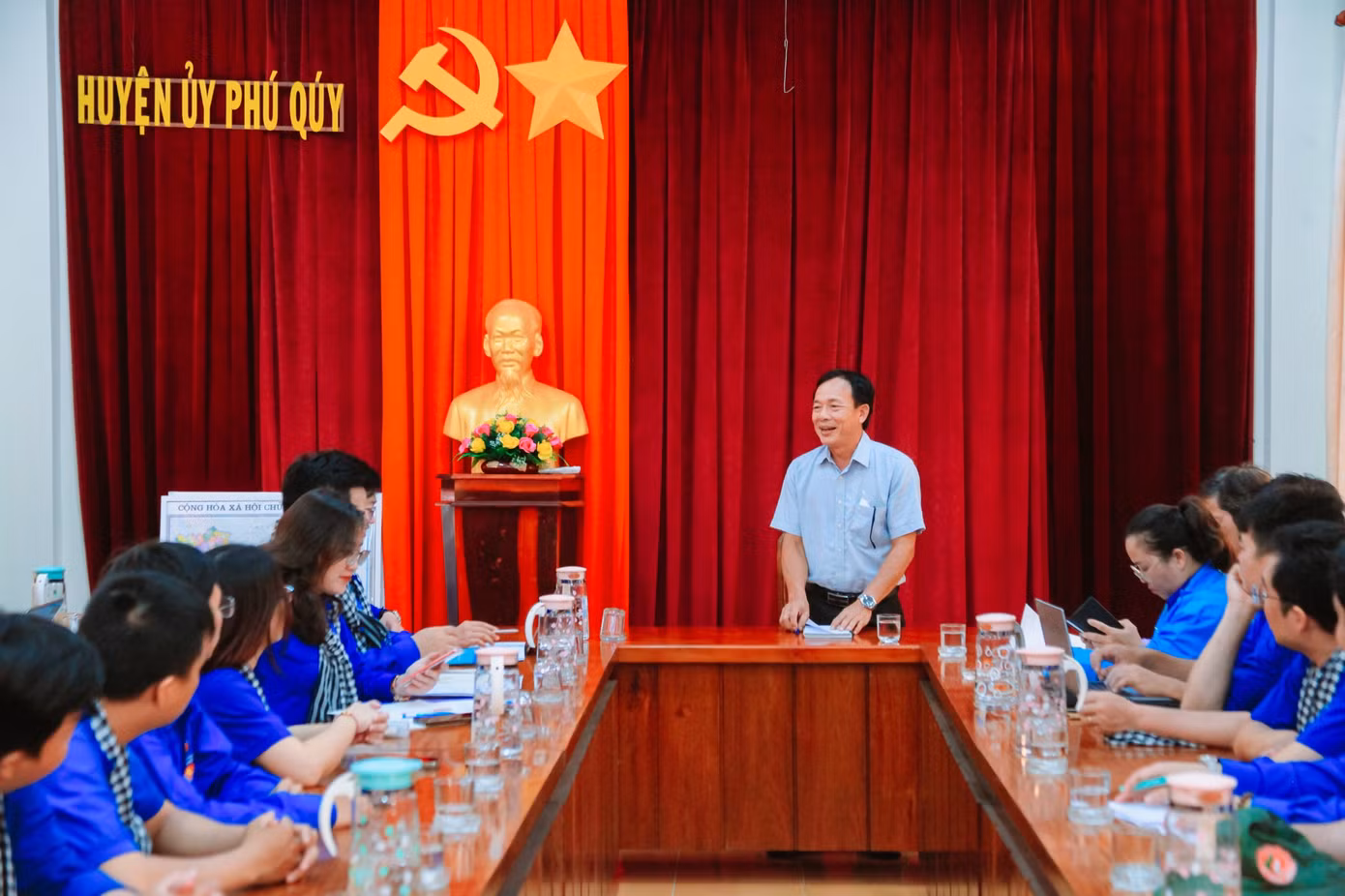 Vừa qua, Đoàn công tác của 'Hành trình Thanh niên, sinh viên với biển đảo Tổ quốc năm 2024' của Thành Đoàn TP. HCM đã đến thăm và làm việc tại Huyện ủy, UBND Huyện Phú Quý để cùng trao đổi thông tin về các hoạt động, định hướng nội dung phối hợp trong khuôn khổ chiến dịch Tình nguyện Hè tại Huyện đảo Phú Quý, năm 2024. (Ảnh: TLTĐ)