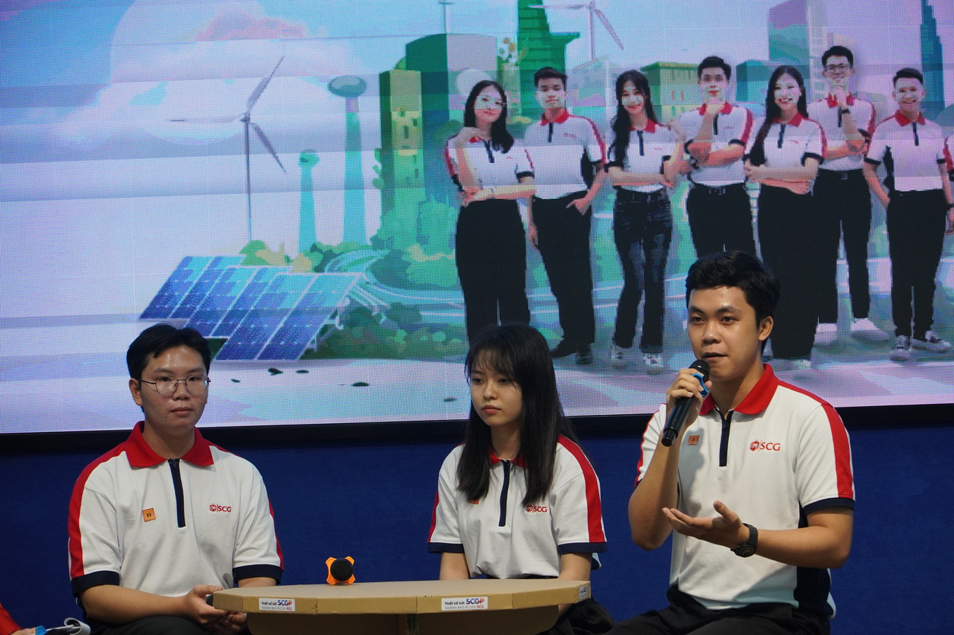 Một số sinh viên tiêu biểu nhận học bổng giao lưu tại chương trình. Một số sinh viên tiêu biểu nhận học bổng giao lưu tại chương trình.