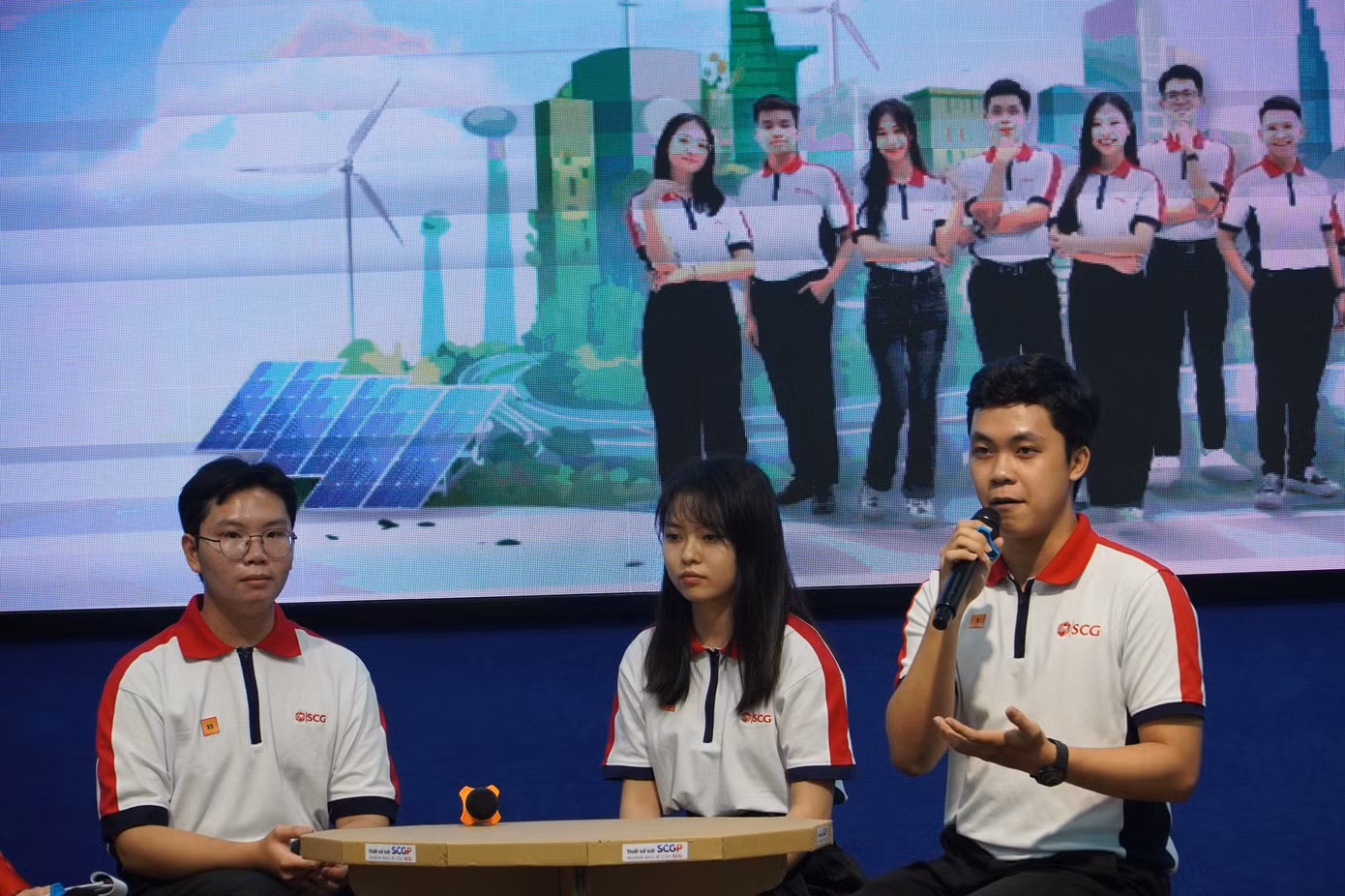 Một số sinh viên tiêu biểu nhận học bổng giao lưu tại chương trình.