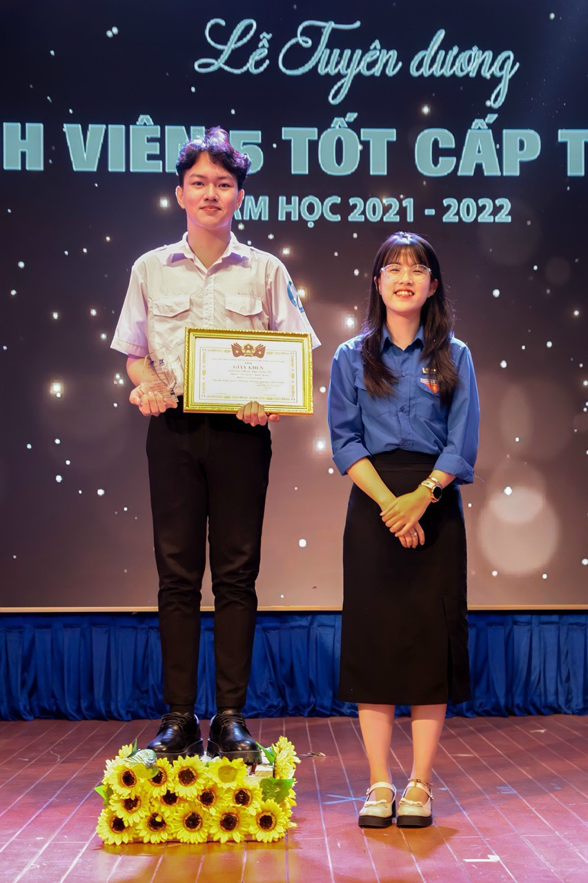 Văn Khắc giành được nhiều danh hiệu trong 4 năm đại học. Văn Khắc giành được nhiều danh hiệu trong 4 năm đại học.