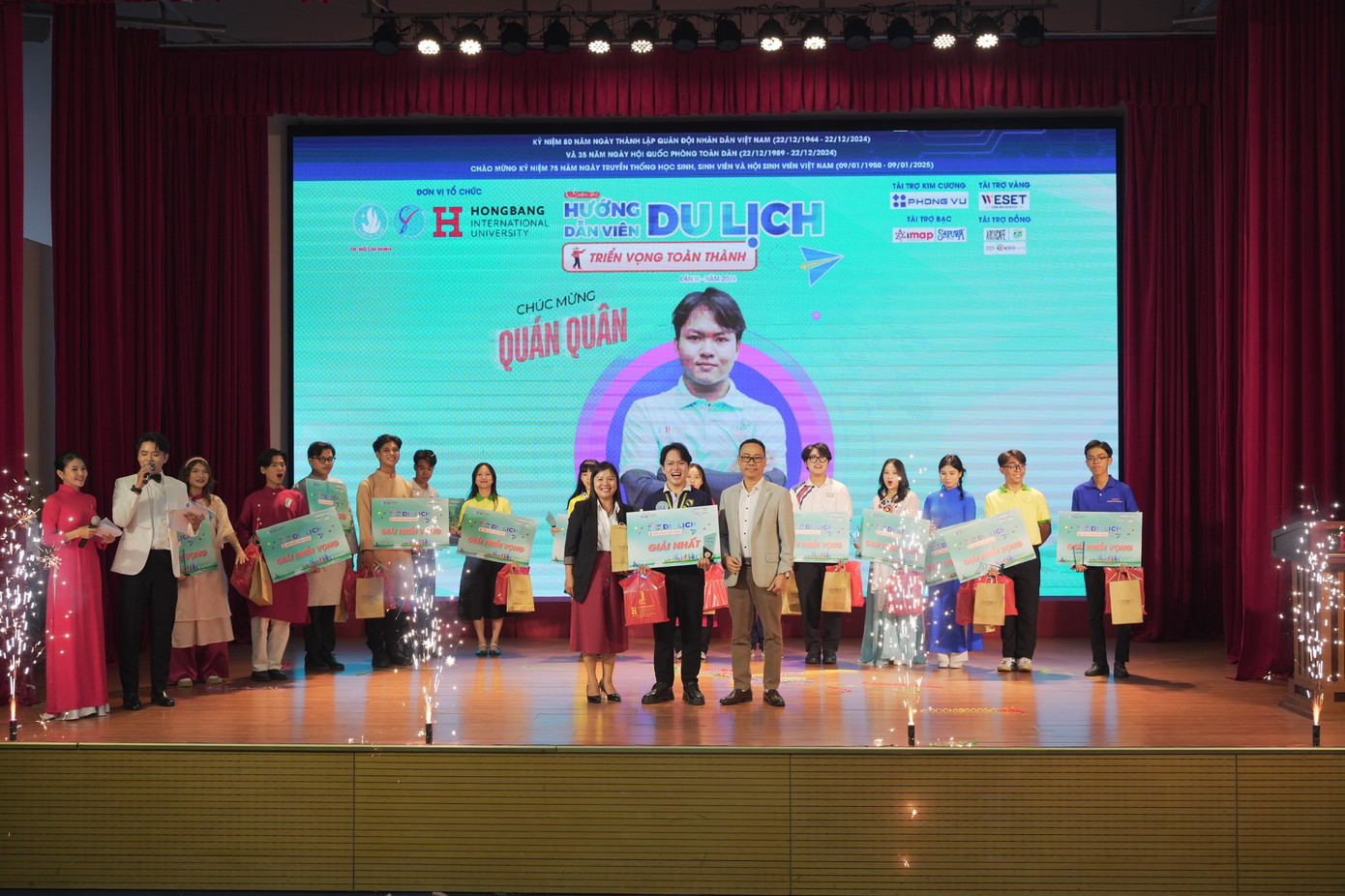 Văn Khắc vừa giành giải Nhất cuộc thi 'Hướng dẫn viên du lịch triển vọng toàn thành lần III, năm 2024'. Văn Khắc vừa giành giải Nhất cuộc thi 'Hướng dẫn viên du lịch triển vọng toàn thành lần III, năm 2024'.