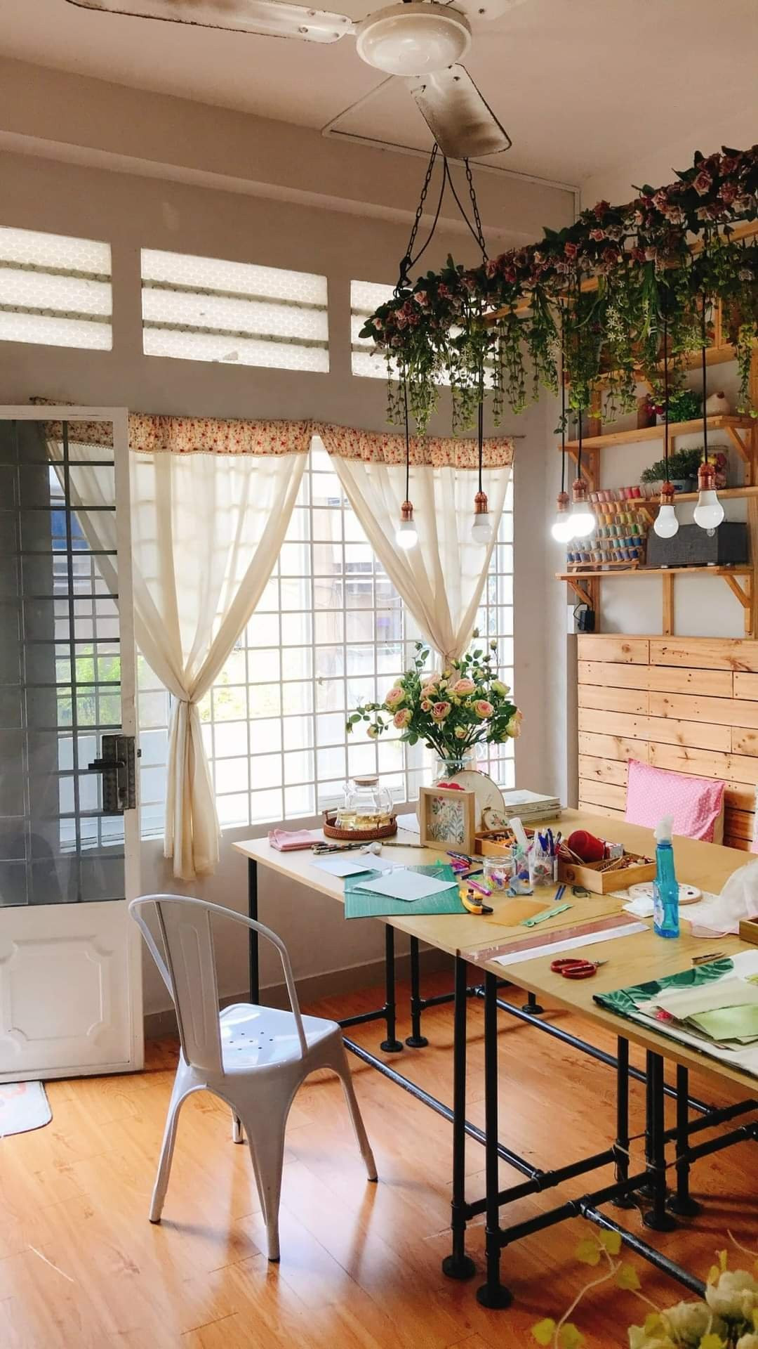 Không gian ở buổi Workshop làm gốm được thiết kế yên tĩnh, ấm cúng tạo cảm giác thoải mái cho người tham gia.