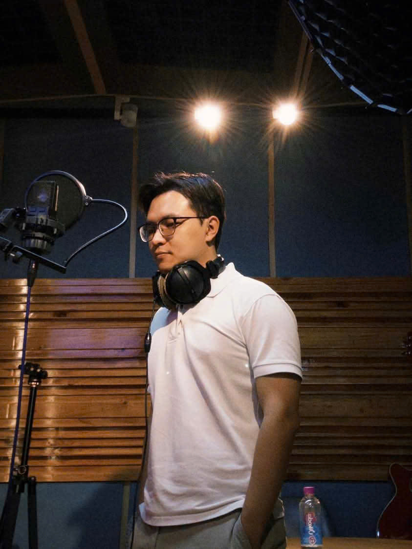Đức Huy trong phòng thu.