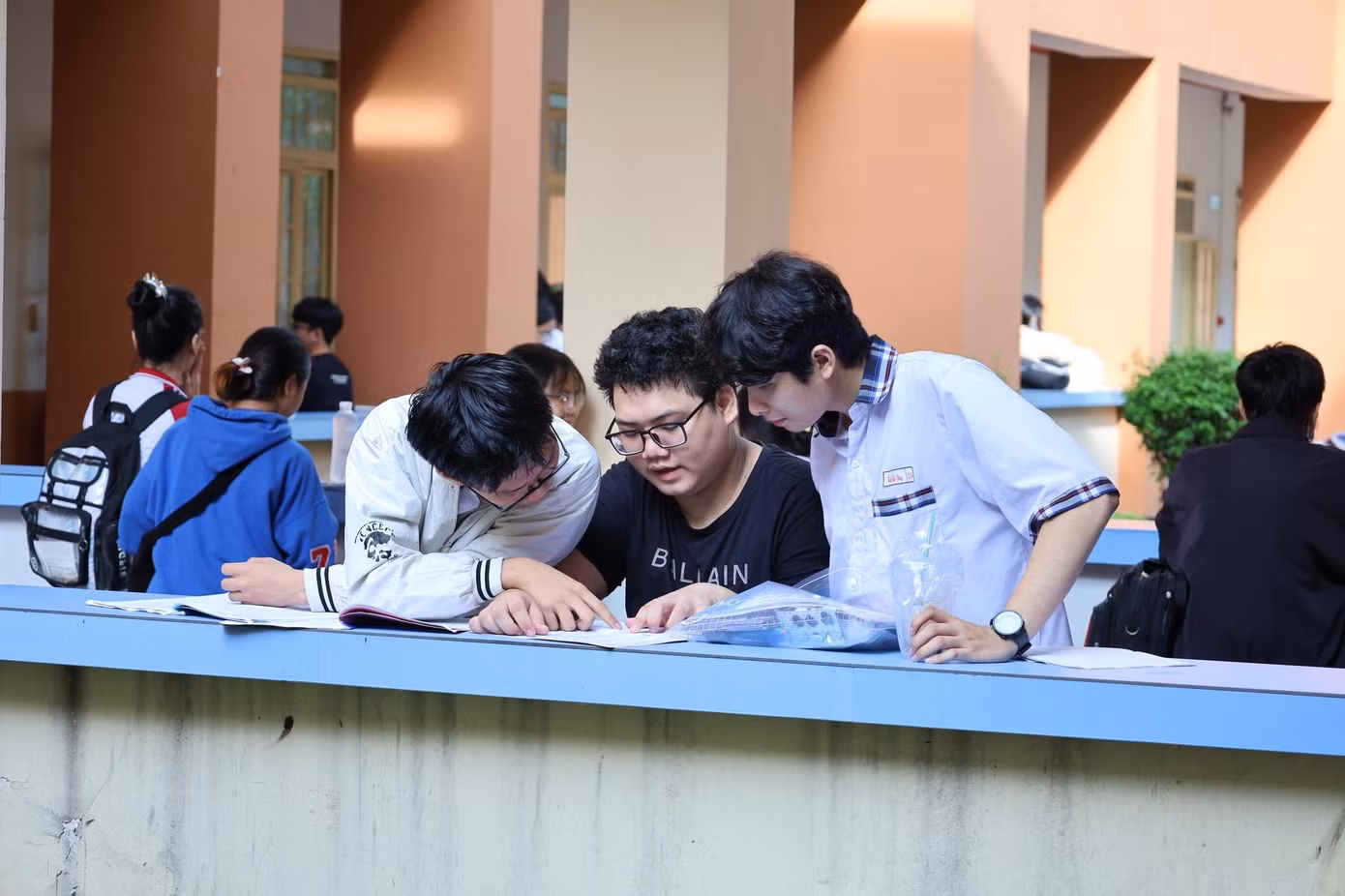 Thí sinh tranh thủ ôn lại bài trước khi thi. (Ảnh: ĐHQG TP. HCM)