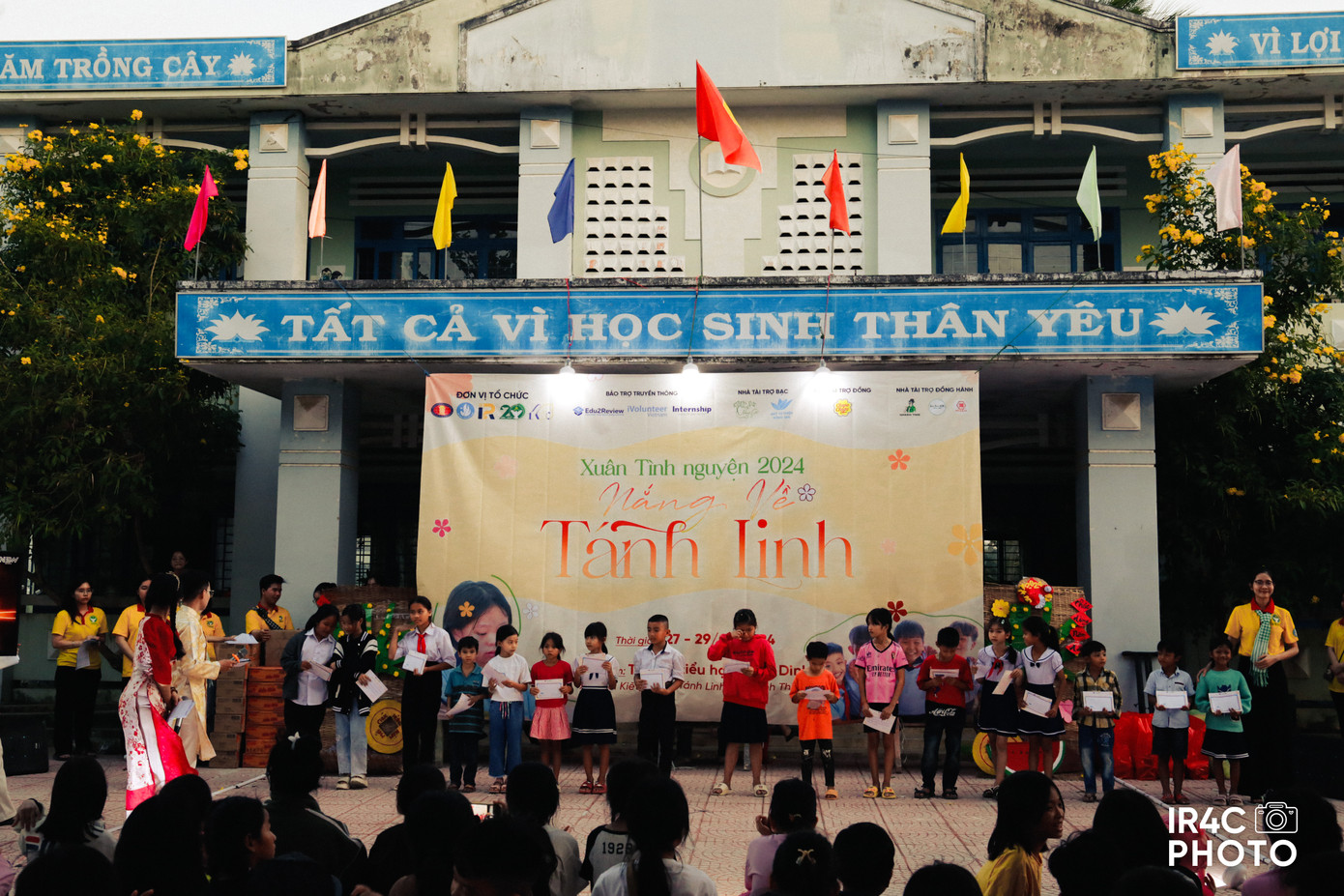 Những suất học bổng được trao tặng tay đến các em học sinh. (Ảnh: BTC) Những suất học bổng được trao tặng tay đến các em học sinh. (Ảnh: BTC)