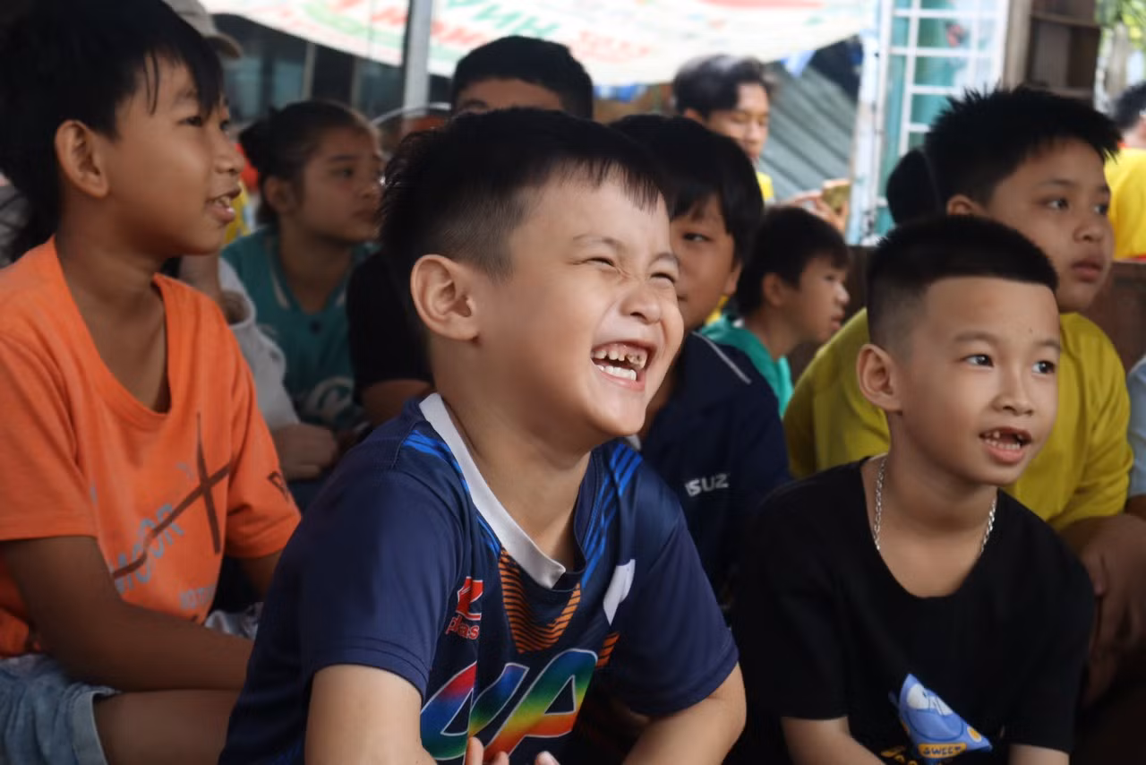Niềm vui sướng của em nhỏ khi nhận những món quà Tết bất ngờ.
