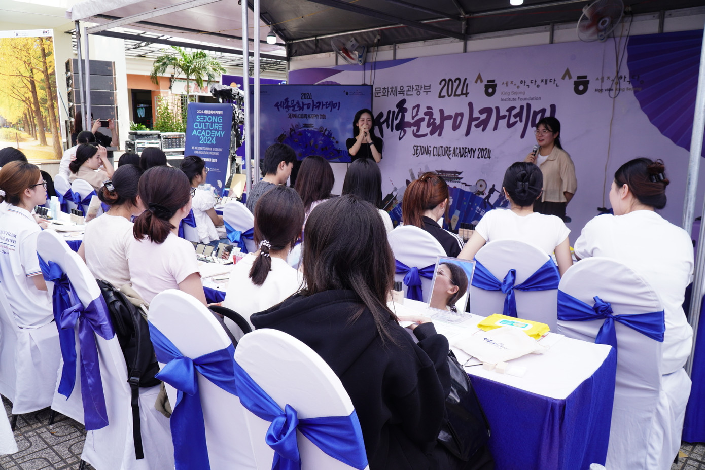 Bạn trẻ trực tiếp trải nghiệm văn hóa K-Beauty cùng chuyên gia trang điểm người Hàn Quốc. (Ảnh: Phan Thị Thu Đào)