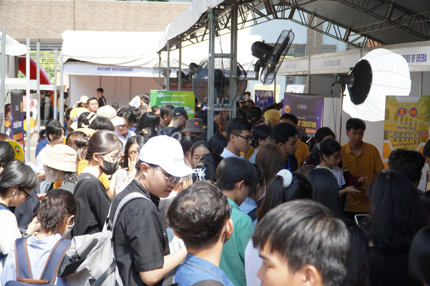 Rất đông sinh viên các trường khối ĐHQG TP. HCM đến tham gia Ngày hội. Rất đông sinh viên các trường khối ĐHQG TP. HCM đến tham gia Ngày hội.