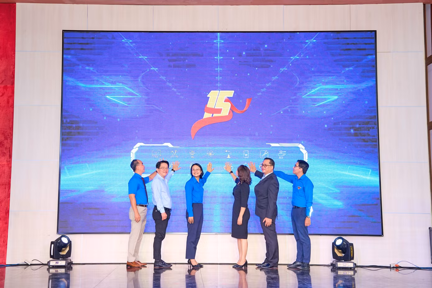Ban Tổ chức thực hiện nghi lễ khai mạc Hội thi. Ban Tổ chức thực hiện nghi lễ khai mạc Hội thi.