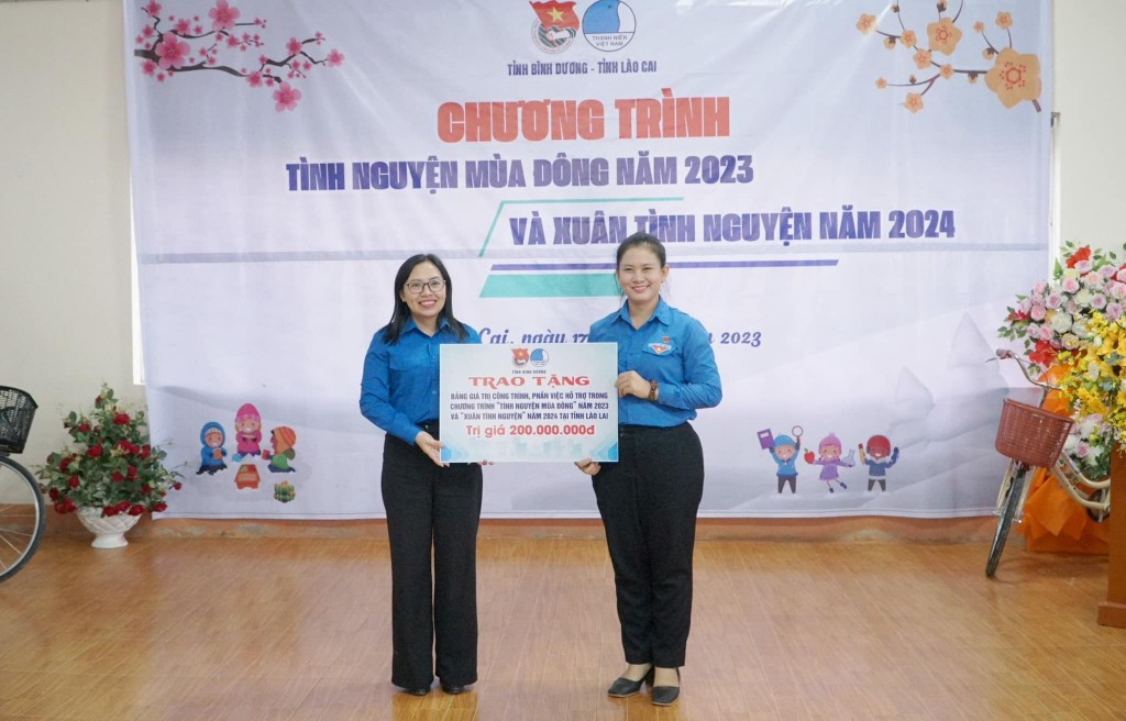 Tỉnh Đoàn Bình Dương trao phần quà chương trình đến Tỉnh đoàn Lào Cai. (Ảnh: Tỉnh Đoàn Bình Dương)