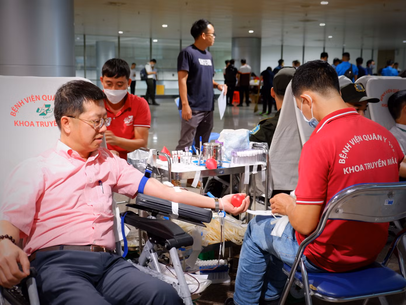 Ông Lưu Việt Hùng – Phó TGĐ Công ty CP Phục vụ mặt đất Sài Gòn (SAGS) cho biết, đoàn viên thanh niên các đơn vị hoạt động tại Cảng Hàng không Quốc tế Tân Sơn Nhất có truyền thống và rất sôi nổi trong các chương trình hiến máu tình nguyện, bởi vậy, các chương trình hiến máu luôn huy động được nhiều hơn số lượng máu dự kiến. Trong ảnh, ông Hùng tham gia hiến máu cùng chương trình.