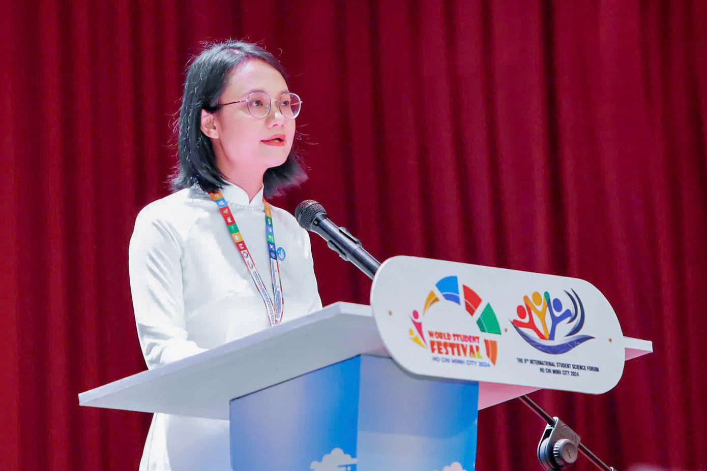 Chị Trần Thu Hà - Phó Bí thư Thành Đoàn TP. HCM phát biểu khai mạc Liên hoan Sinh viên Thế giới tại TP. HCM lần 1, Diễn đàn Khoa học sinh viên quốc tế lần 8. Chị Trần Thu Hà - Phó Bí thư Thành Đoàn TP. HCM phát biểu khai mạc Liên hoan Sinh viên Thế giới tại TP. HCM lần 1, Diễn đàn Khoa học sinh viên quốc tế lần 8.