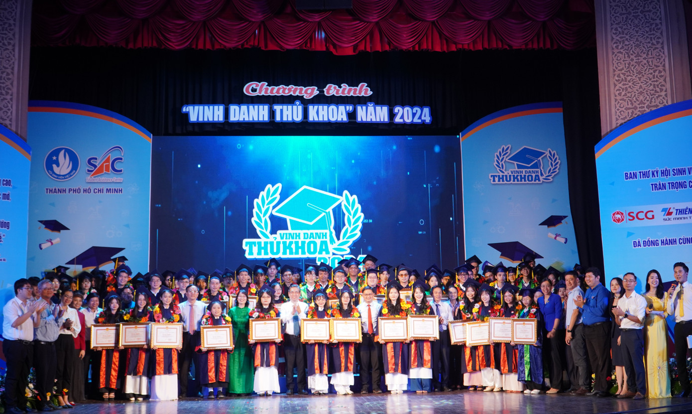 88 thủ khoa được vinh danh chụp hình cùng Ban Tổ chức và khách mời tham dự chương trình.