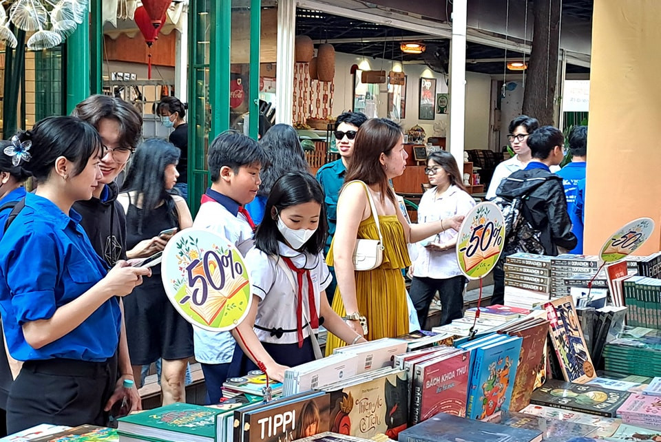 Nhiều thể loại sách ở các gian hàng có giá ưu đãi, quà tặng đặc biệt khi các bạn trẻ đến mua sách.