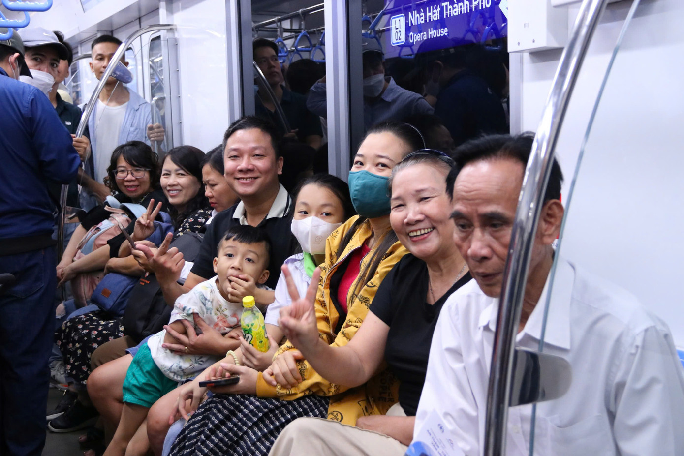 Bạn trẻ và người dân thích thú khi trải nghiệm tuyến Metro số 1.