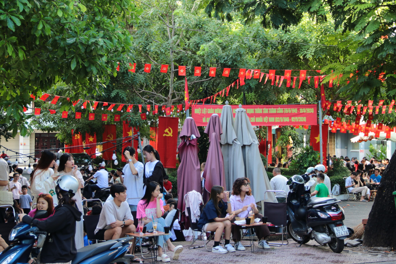 Khung cảnh rực rỡ cờ hoa thu hút các bạn trẻ tại quán Ticon By Jayden (số 229 Hoàng Sa, Q. 1).