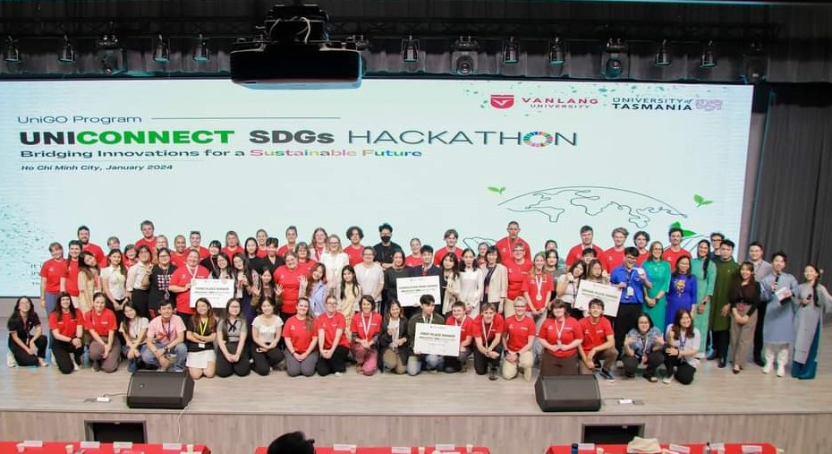 Ban Tổ chức trao giải cho các đội thi.