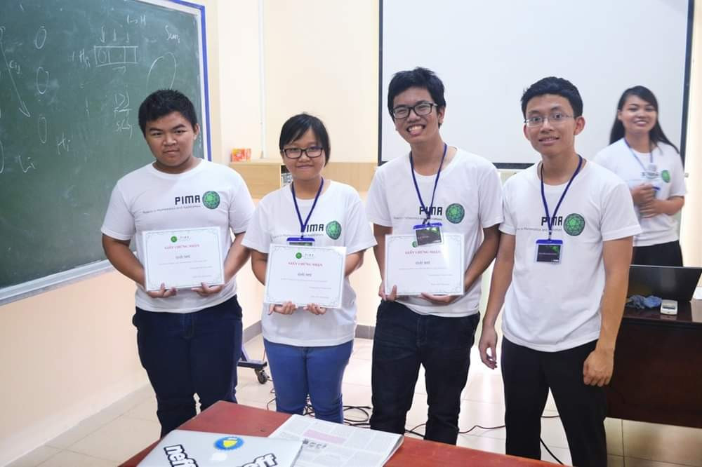 TS Thành Trung (ngoài cùng, bên phải) và nhóm học sinh đầu tiên anh hướng dẫn tại PiMA. (Ảnh: ĐHQG TP. HCM)