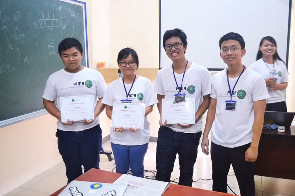 TS Thành Trung (ngoài cùng, bên phải) và nhóm học sinh đầu tiên anh hướng dẫn tại PiMA. (Ảnh: ĐHQG TP. HCM)