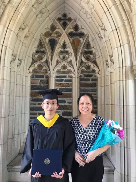 TS Thành Trung và mẹ trong ngày nhận bằng tốt nghiệp tại ĐH Duke, Hoa Kỳ, năm 2018. (Ảnh: ĐHQG TP. HCM)