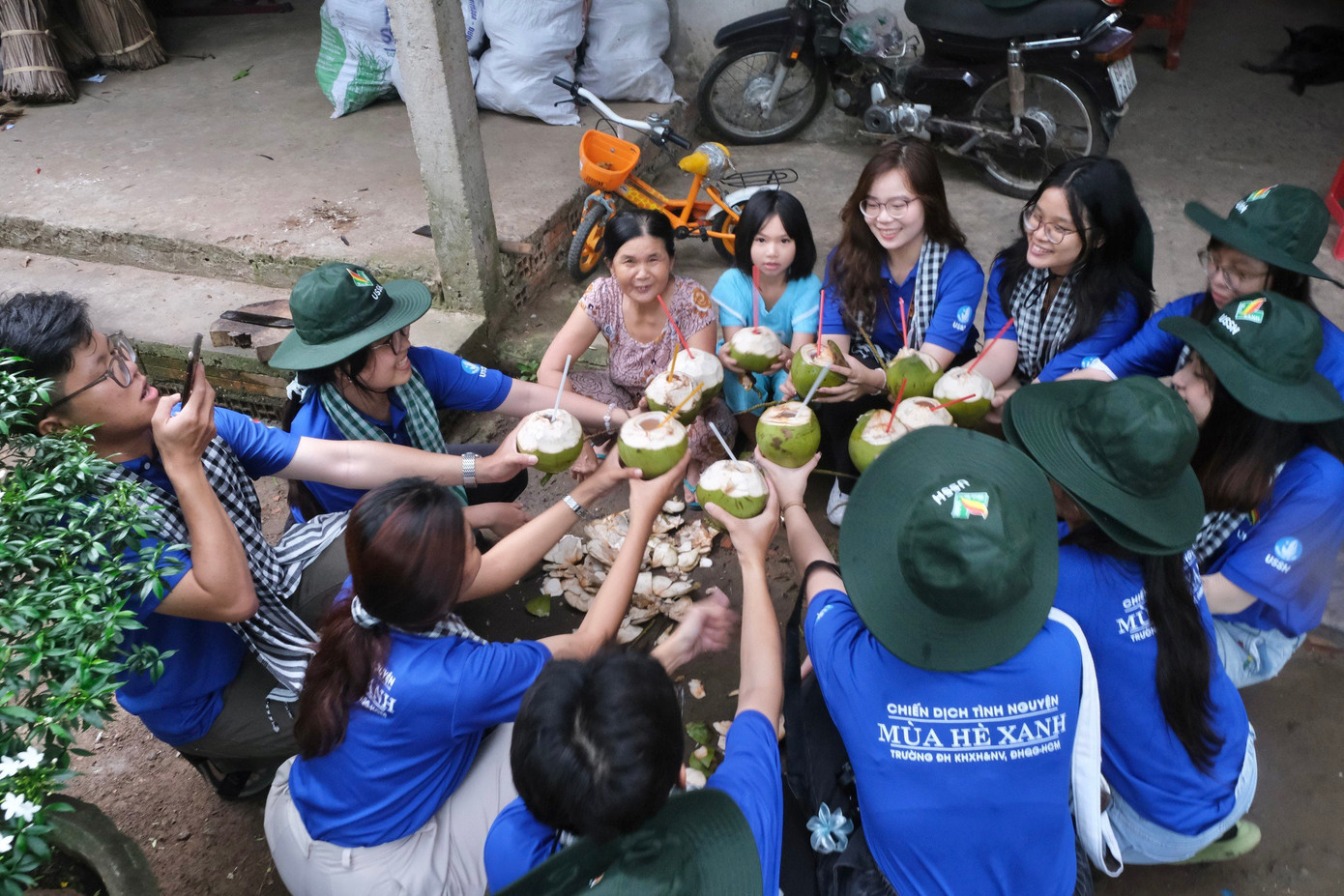 Đáp lại tình cảm của chiến sĩ, người dân nơi đây luôn hào sảng, sẵn sàng “chiêu đãi” chiến sĩ bằng những thức quà ngon của “xứ Dừa” thân thương.