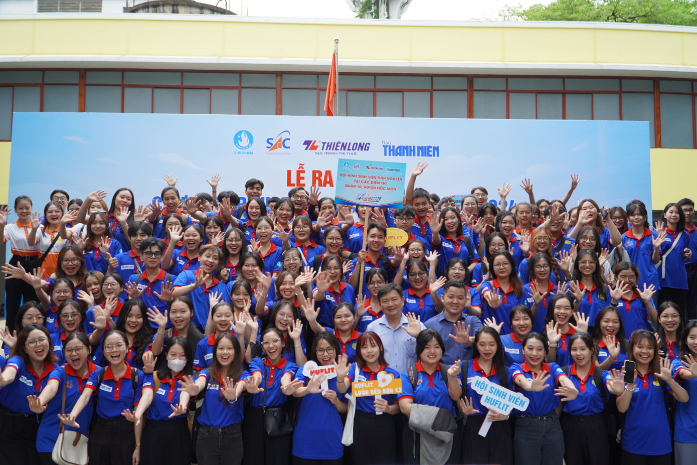 Các bạn sinh viên tình nguyện TP. HCM thể hiện sự quyết tâm trong buổi Lễ ra quân chương trình 'Tiếp sức mùa thi' năm 2024. Các bạn sinh viên tình nguyện TP. HCM thể hiện sự quyết tâm trong buổi Lễ ra quân chương trình 'Tiếp sức mùa thi' năm 2024.