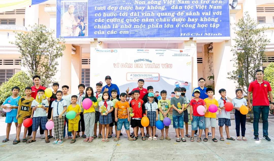 Các chiến sĩ tình nguyện Hè là đoàn viên, thanh niên, sinh viên TP. HCM bắt tay thực hiện 3 công trình thanh niên đầu tiên tại huyện Đảo Phú Quý, tỉnh Bình Thuận.