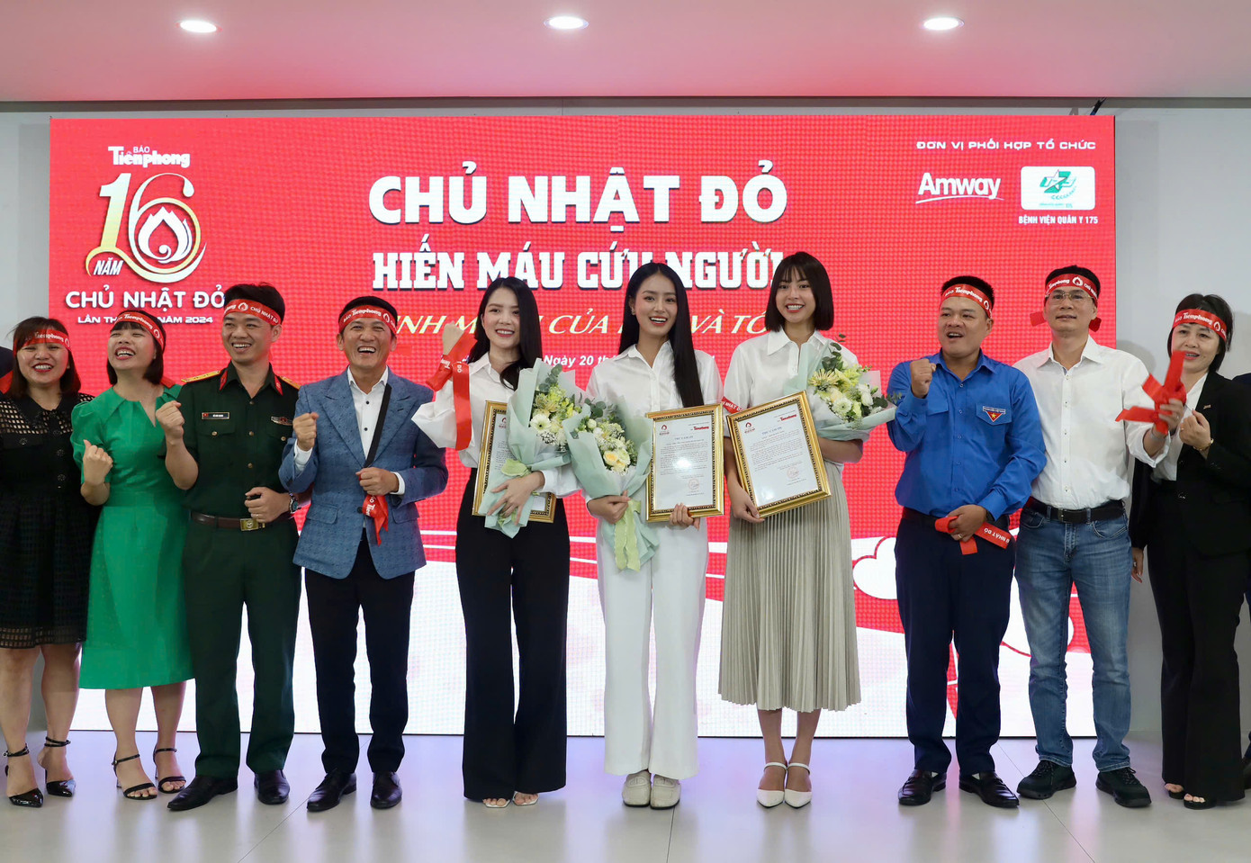 Ban Tổ chức chương trình, các khách mời cùng chụp ảnh tại Lễ phát động. (Ảnh: Duy Anh)