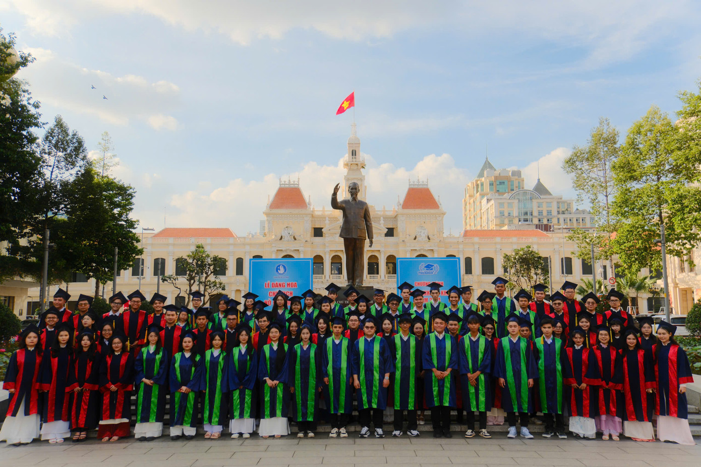 Trước đó cùng ngày, 88 thủ khoa đã dâng hoa, dâng hương báo công lên Bác tại Phố đi bộ Nguyễn Huệ, Q.1.