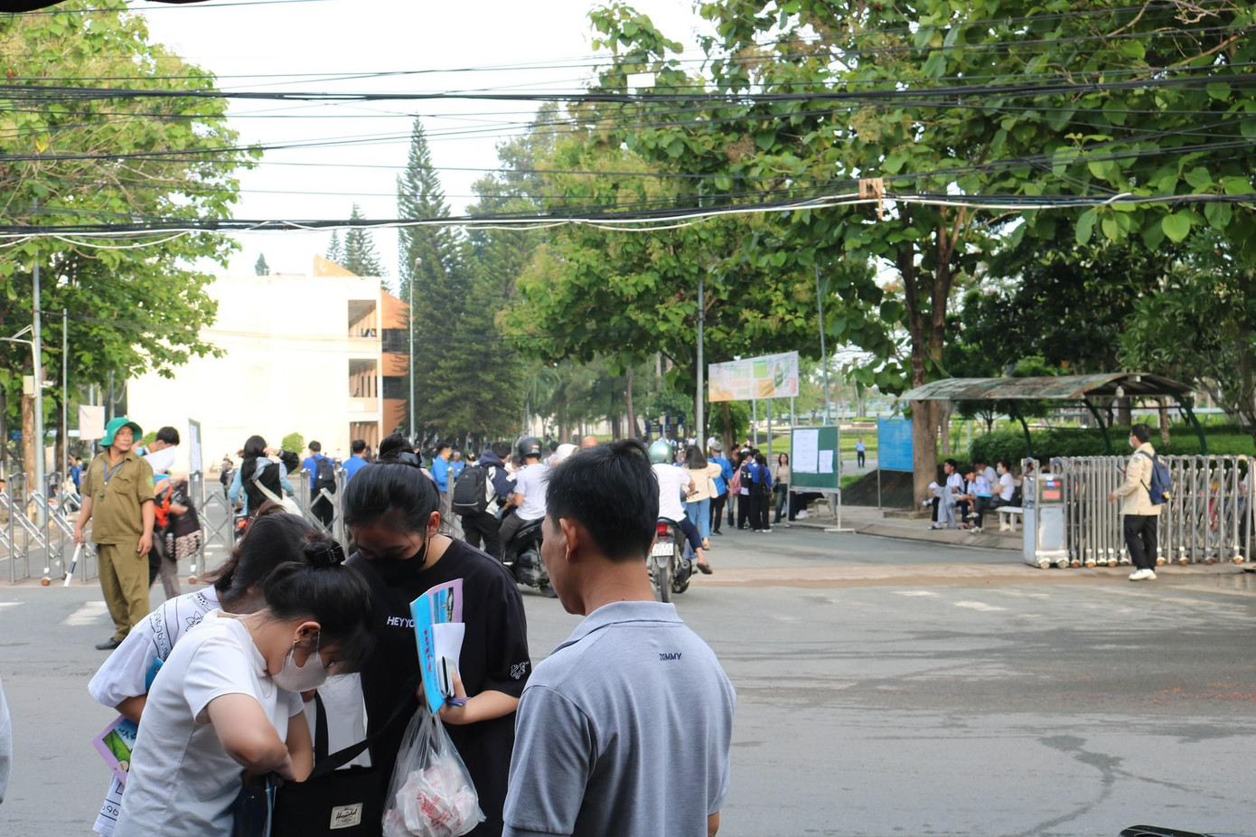 Các thí sinh đến dự thi tại Khu đô thị ĐHQG TP. HCM. (Ảnh: ĐHQG TP. HCM)