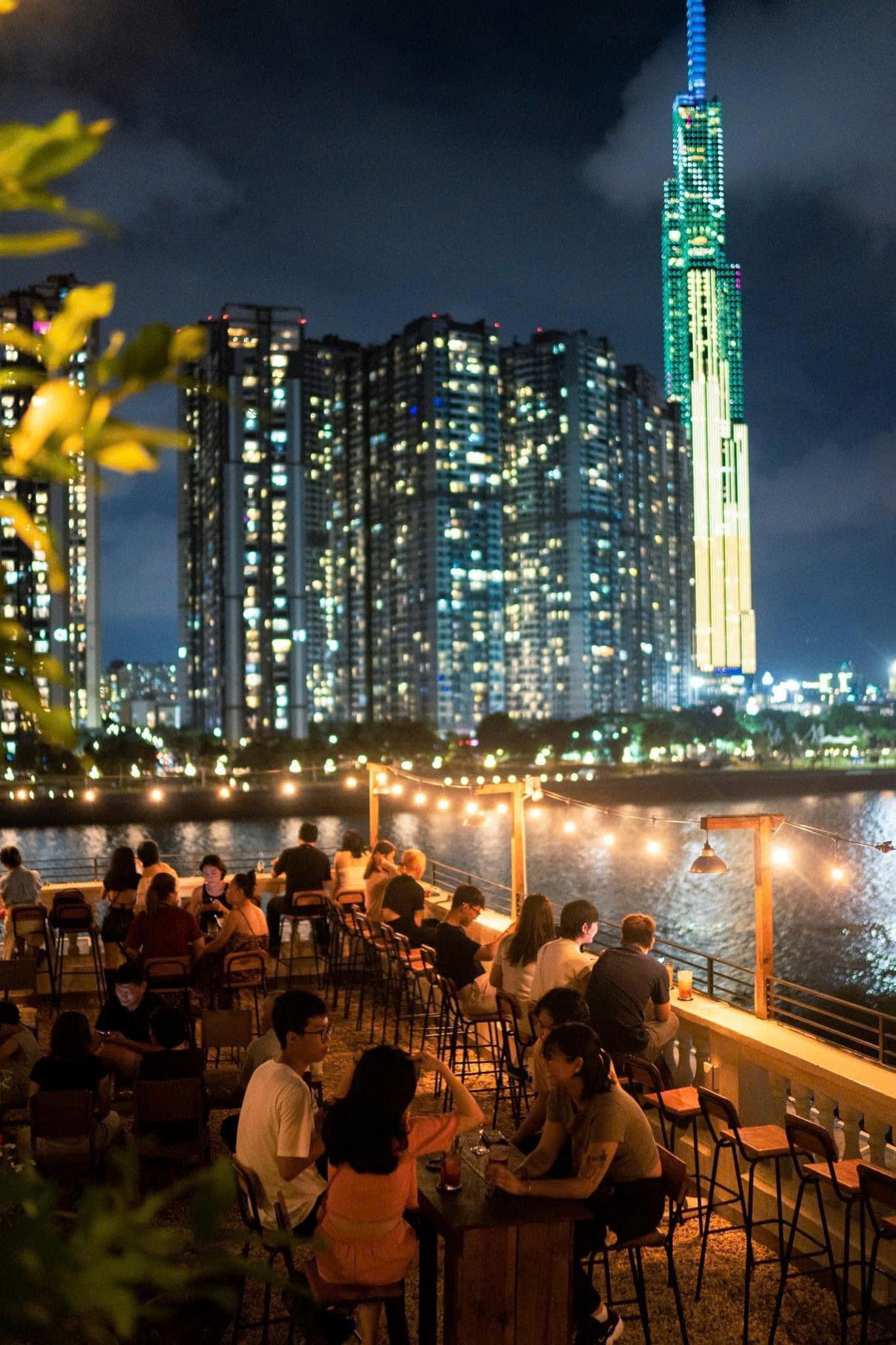 Tầm nhìn 360 độ cho phép bạn trẻ chiêm ngưỡng trọn vẹn một Sài Gòn về đêm sống động.