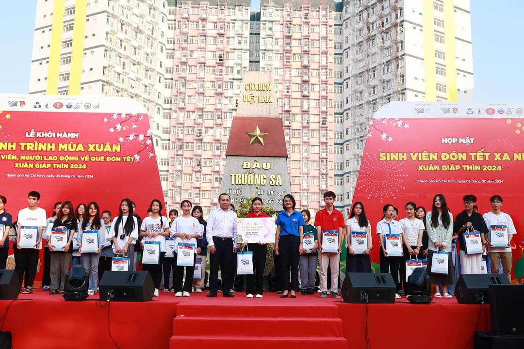 Chương trình trao tặng 225 phần quà cho sinh viên tham gia &apos;Hành trình mùa Xuân&apos;.