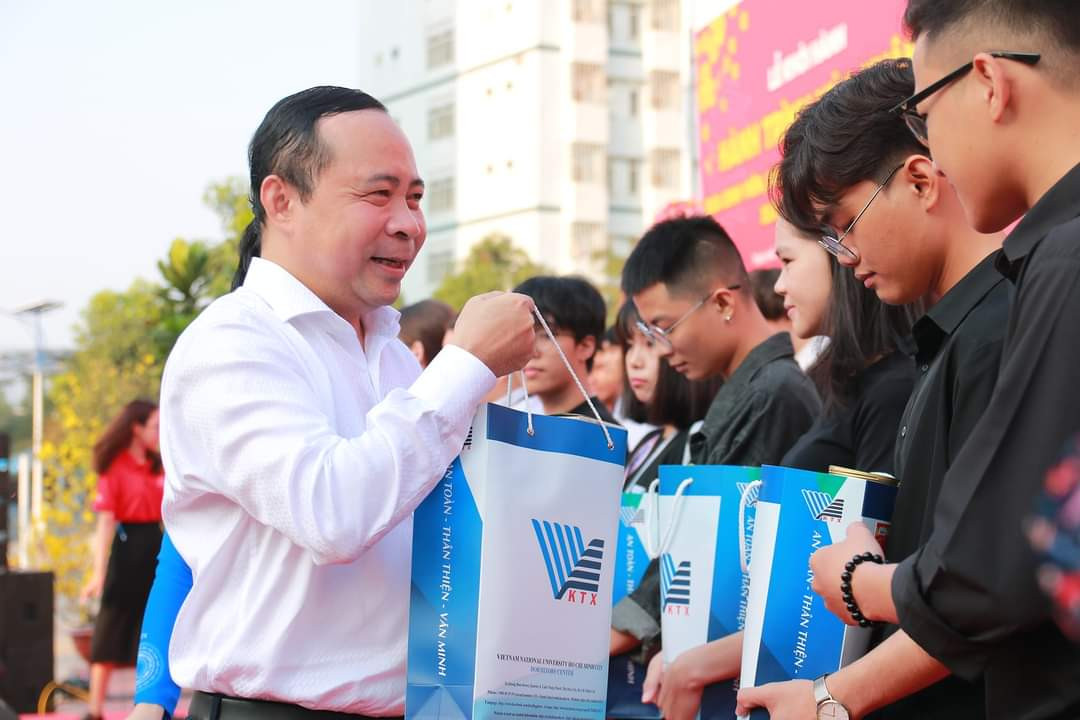 Giám đốc ĐHQG TP. HCM Vũ Hải Quân trao quà cho các bạn sinh viên về quê đón Tết.