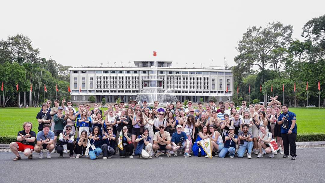 Đoàn sinh viên quốc tế chụp ảnh lưu niệm tại Dinh Độc Lập (TP. HCM).