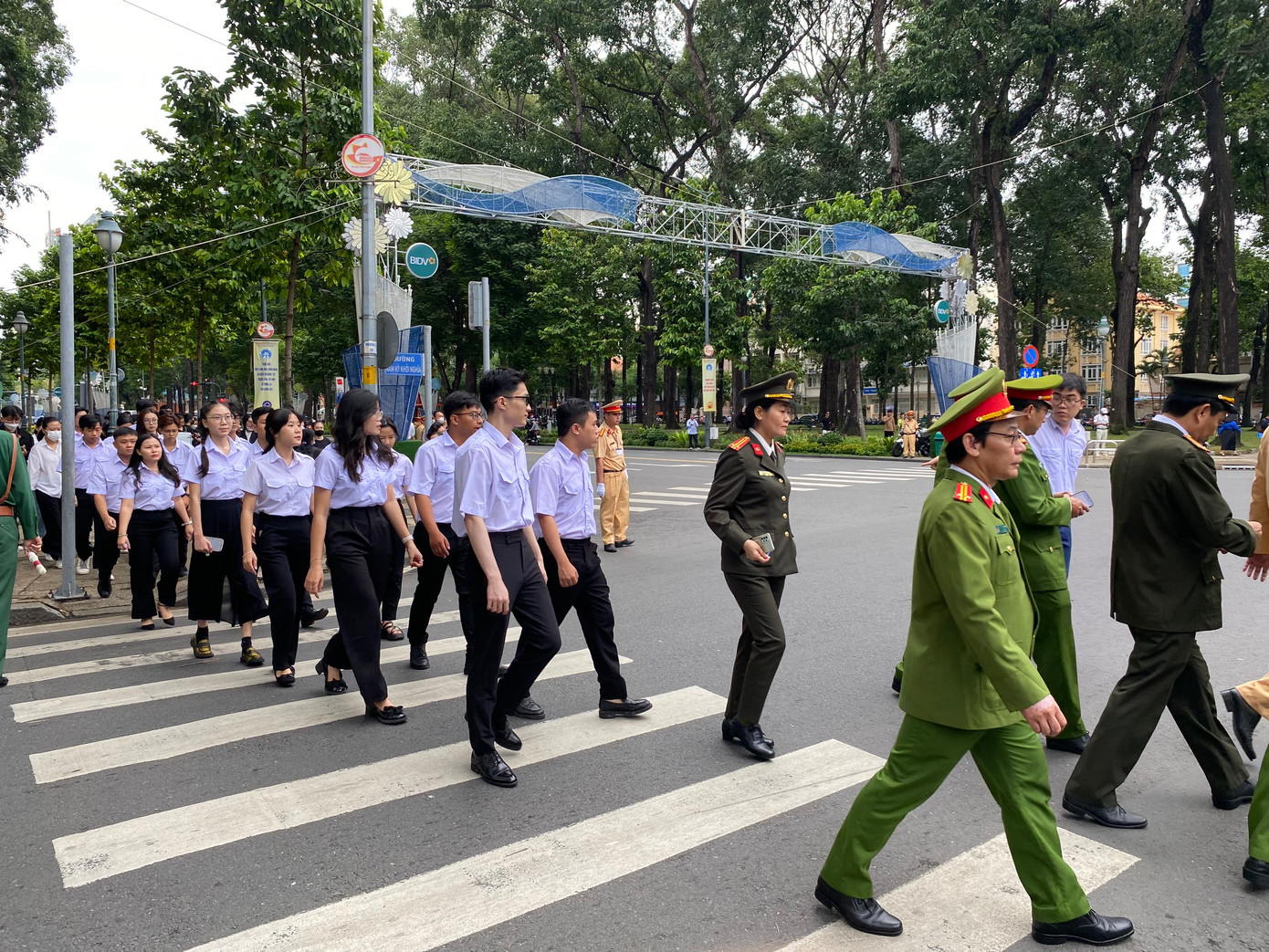 Đoàn đại biểu Hội Sinh viên TP. HCM dâng hương để tưởng nhớ công lao to lớn của Tổng Bí thư Nguyễn Phú Trọng (Ảnh: Hội Sinh viên TP. HCM)