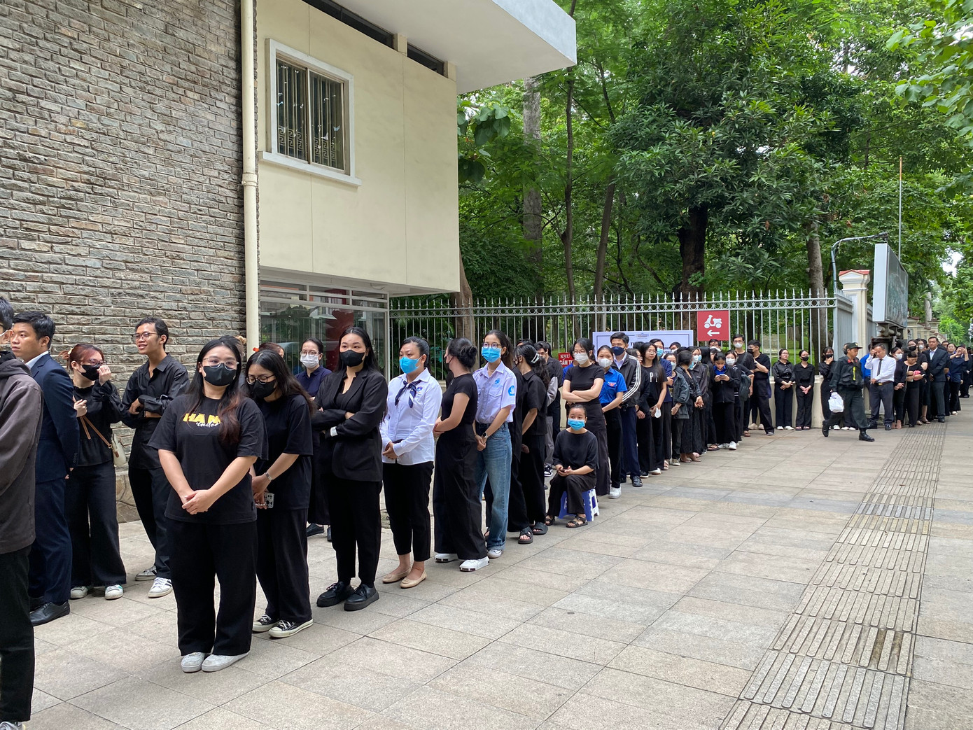 Hàng dài bạn trẻ xếp hàng chờ được viếng Tổng Bí thư Nguyễn Phú Trọng.
