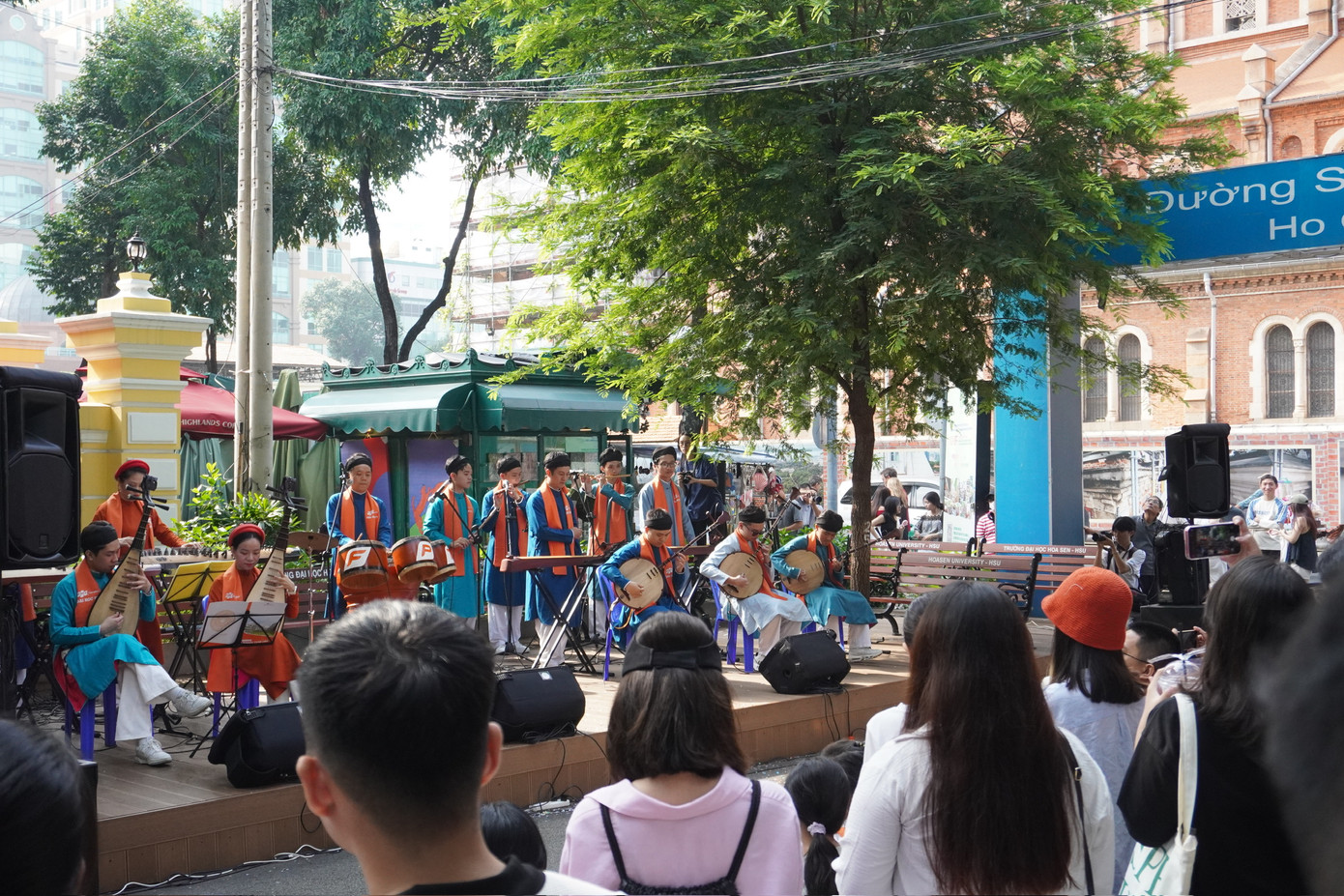 Có nhiều người trẻ cùng đến để hiểu hơn về âm nhạc truyền thống của dân tộc.